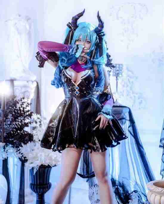 韩妹COS初音未来 丝袜胶衣大展偶像身材