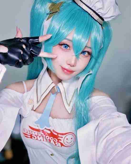 韩妹COS初音未来 丝袜胶衣大展偶像身材
